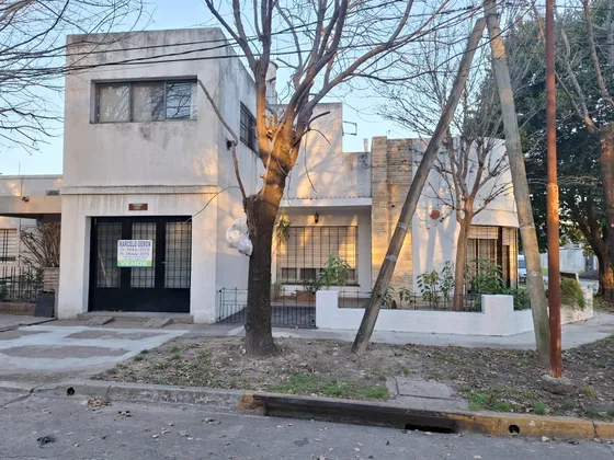 Casa En Venta , Cercano A Estación Bella Vista 