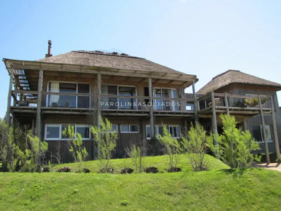 Hermosa Casa En Venta De 4 Dormitorios En Punta Del Este.