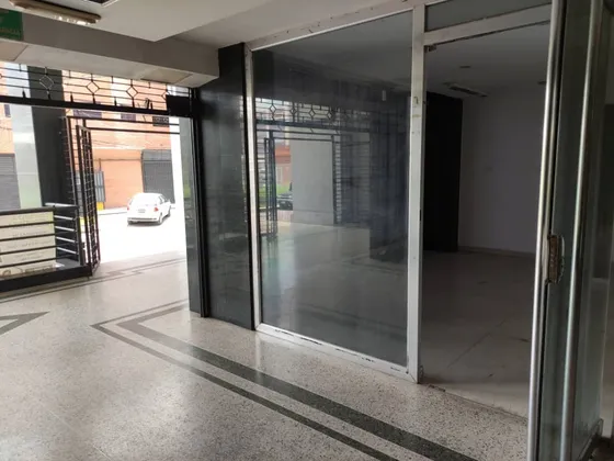 En Venta Local Comercial Ubicado En El C.e. Torre Imperial