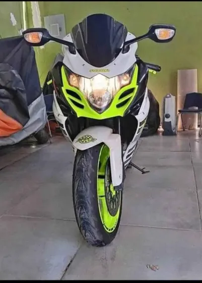 Blanca Con Verde Fosforescente