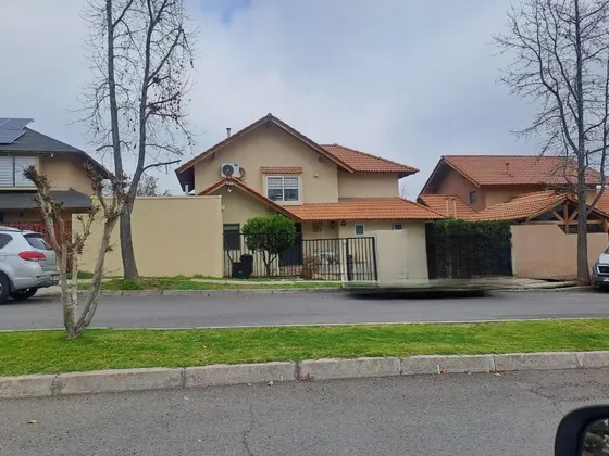 Venta De Fabulosa Casa En Peñalolen, Sector Casa Grande