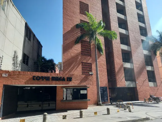En Venta Oficina 71mt2 5 Espacios / 1b Los Dos Caminos