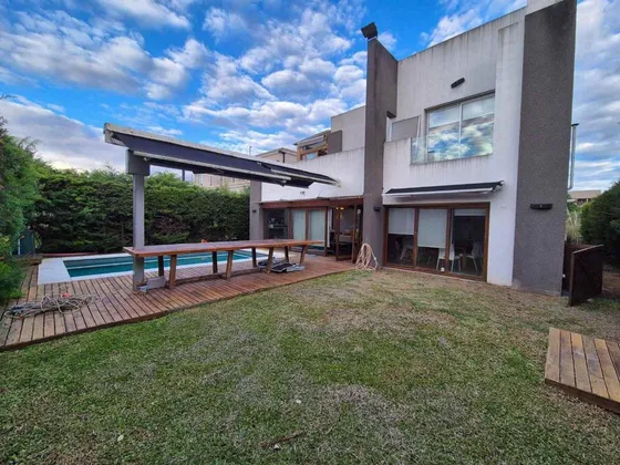 Casa En Venta - 7 Dormitorios 5 Baños - Berazategui