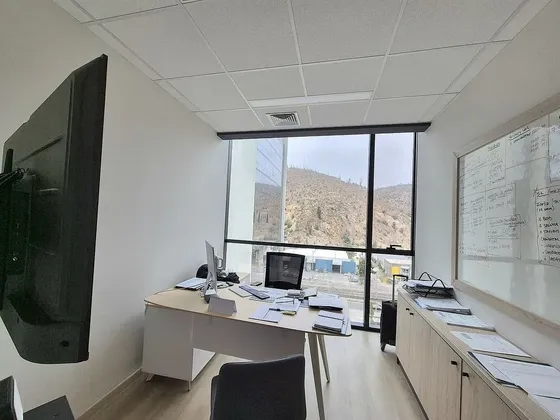 Funcional Y Central, En Edificio Empresarial