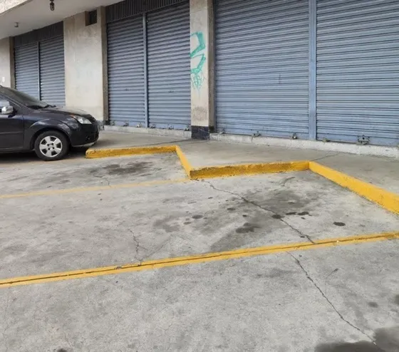 Se Alquila / Vende Espectacular Local A Pie De Calle En Boleíta Sur. Solo Cliente Directo. (r.o)
