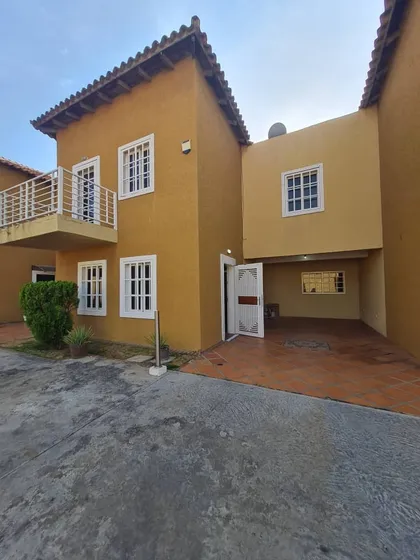 Teamhouse+ Vende Exclusivo Townhouse Detrás Del Fórum Plaza De Lechería
