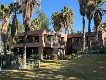 Exclusiva Casa En Vitacura Con Gran Vista Y Jardín