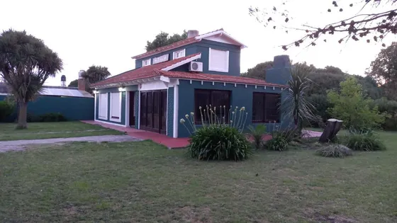Casa En Venta - 3 Dormitorios 2 Baños - 900mts2 - Miramar