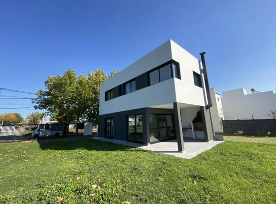 Casa En Venta - 2 Dormitorios 2 Baños - Cochera - 280mts2 - Manuel B. Gonnet