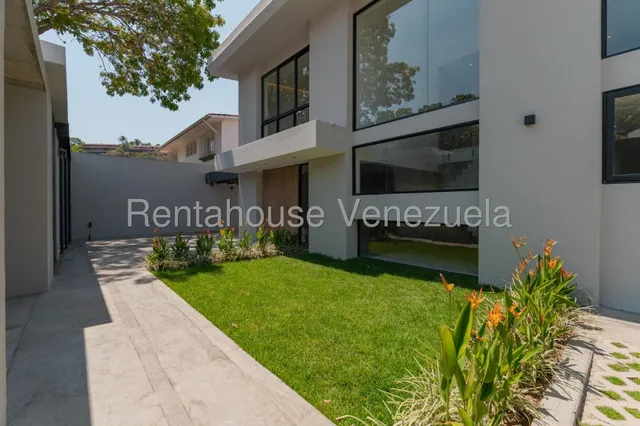 Tg Bella Casa En Venta En Caurimare, A Estrenar, Acabados De Primera. Calle Cerrada.! 25-20604 Ys 