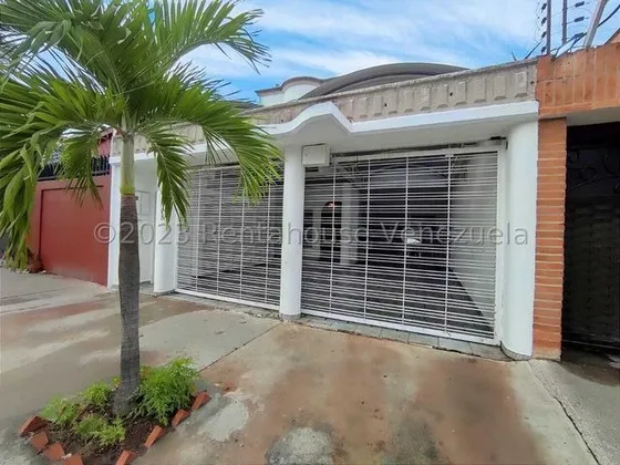 Fabulosa Casa En Venta Urb. La Soledad, Zona Norte Maracay, 25-15276 Mv