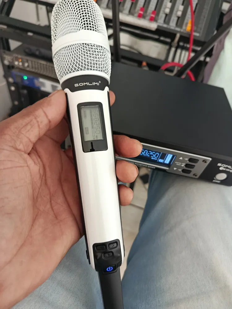 Detalhe do microfone Somlimi EW135G4 em ambiente caseiro