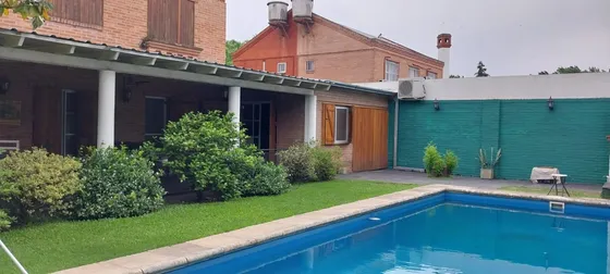 Casa En Venta - 3 Dormitorios 2 Baños - Cochera - 800mts2 - Tristán Suárez