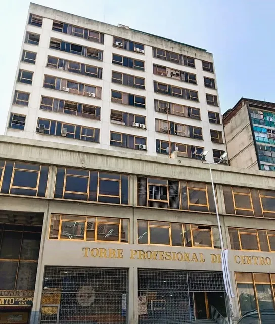 Excelente Local Comercial De 372m2, Situado En La Avenida Lecuna, En La Emblemática Torre Profesional Del Centro, Situado En Nivel Planta Libre (pl).
