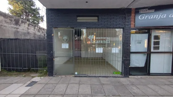 Alquiler En Padua, Local Comercial, Frente A Colegio, Ideal Para Nuevos Emprendimientos.-