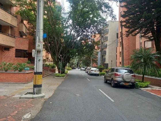 Amplio Apartamento En Venta En Laureles
