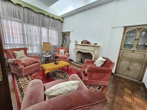 Casa De 6 Amb. C/cochera, 2 Dep. De Servcio Patio Y Terraza . Venta
