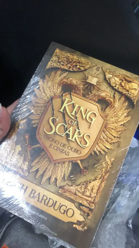 King of Scars: Trono de ouro e cinzas, de Leigh Bardugo. Editora