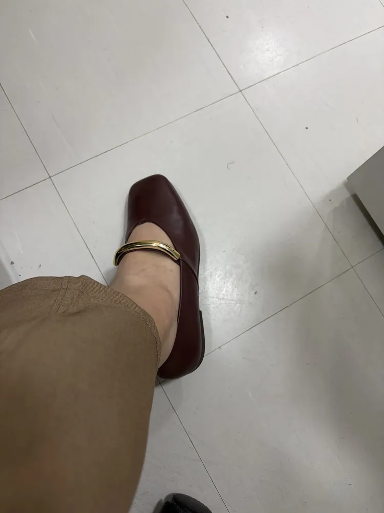 Cliente usando sapatilha preta Larissa Calçados
