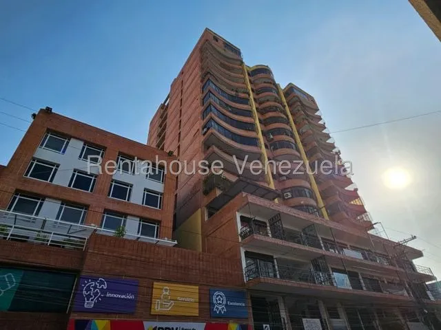 Amplio Apartamento En Venta Calle Páez Sector Centro Maracay, 25-19752 Mv