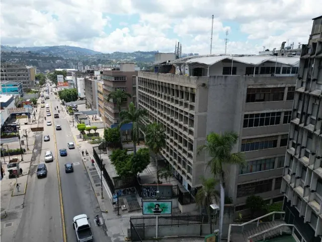Alquilo Oficina 1600m2 Los Ruices 7298