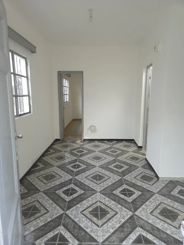Apartamento De 1 Dormitorio, Baño, Comedor Diario Y Cocina Integrada, Cuenta Con Reja En Ventanas Y Puerta De Entrada. Ubicada A Cuadra Y Media De Cno. Maldonado Con Buena Locomoción .