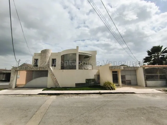 Venta Imponente Casa Quinta Equipada Urb Corinsa 25-14587 Gjg