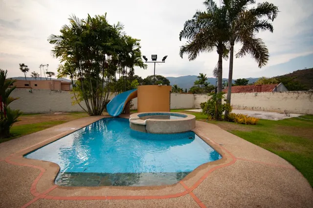 Grabiela R . Vende Casa Con Piscina. Urb El Solar Guataparo