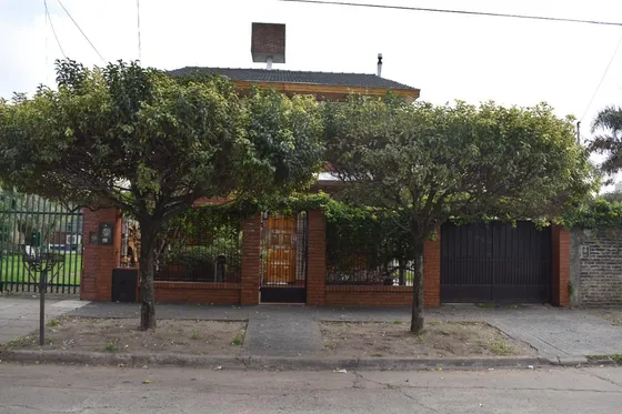 Casa En Venta - 3 Dormitorios 2 Baños - Cochera - 398mts2 - Ituzaingó