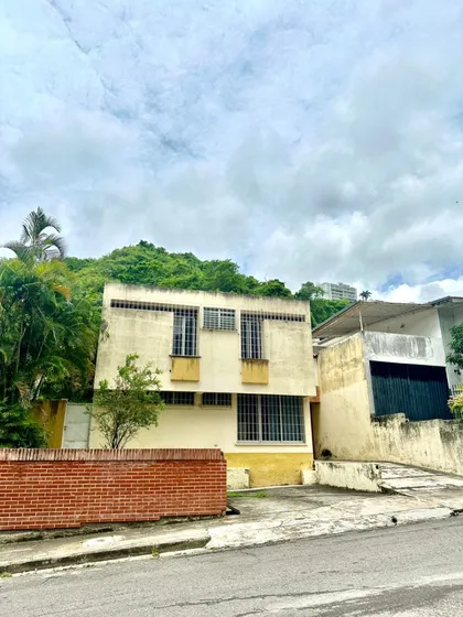 Casa De Oportunidad En Venta Para Remodelar, Ubicada En La Urb. Santa Sofia Con Un Área Aprox. 630m2 