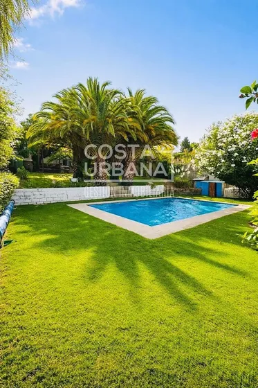 Amplia Casa Con Piscina Temperada Y Casa De Huéspedes.