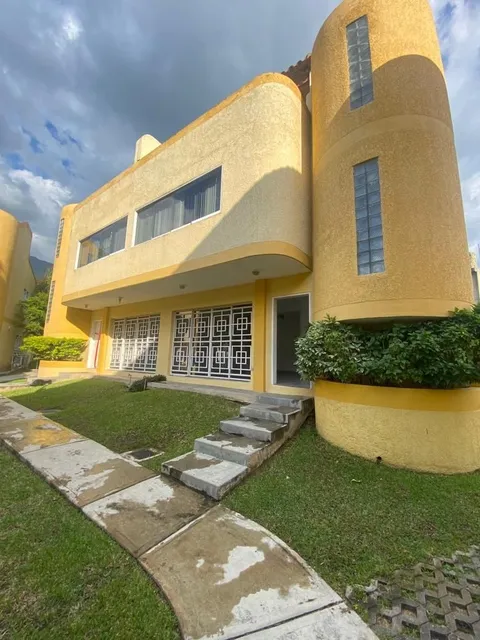 Bello Townhouse En El Castaño. Ag7856