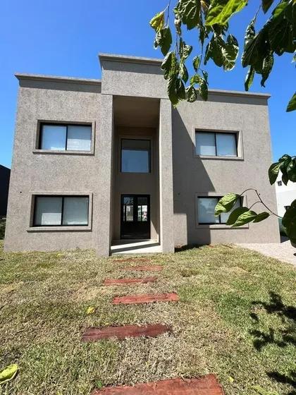 Casa  En Alquiler 4 Dormitorios En El Cantón, Escobar, G.b.a. Zona Norte