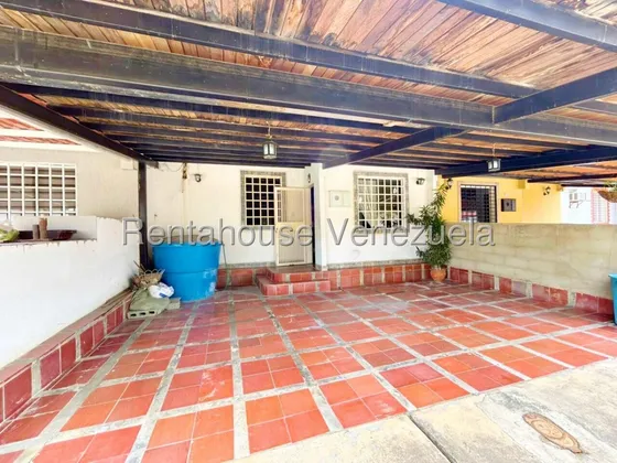 María Martínez Vende Excelente Propiedad Ubicada Dentro De Un Conjunto Cerrado De Cabudare, Fácil Acceso Al Transporte Público, Cómodas Habitaciones, Bonita Cocina, Canchas, Parque, Vigilancia 24/7.