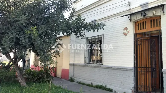 Casa En Venta De 3 Dorm. En Santiago