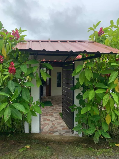 Casa Campestre En Quinta Vacacional Silanche Vía Los Bancos Con 3 Cuartos, 2 Baños, Parqueadero, Amoblado, Area Común, Piscina, Canchas, Serv Básicos, Con Terreno 1550 M2 Clima Cálido A 2hrs De Quito 