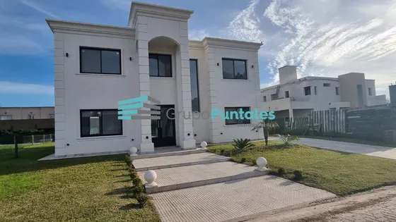 Casa A Estrenar Con 4 Dormitorios Y Piscina En Barrio Lagos De Canning