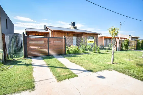 Casa En Venta 2 Dormitorios Con Pileta En Roldán
