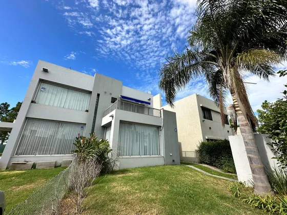 Casa En Venta De 220m² 4 Ambientes 2 Cocheras Barrio Abierto Cantegril Cantegril Funes Hill  Zona 9