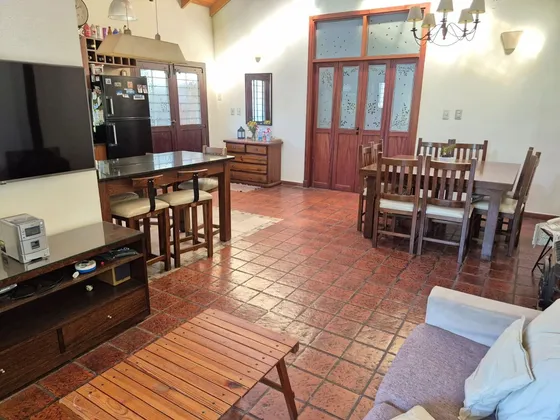 Venta Casa 4 Ambientes Castelar Pileta Jardin 