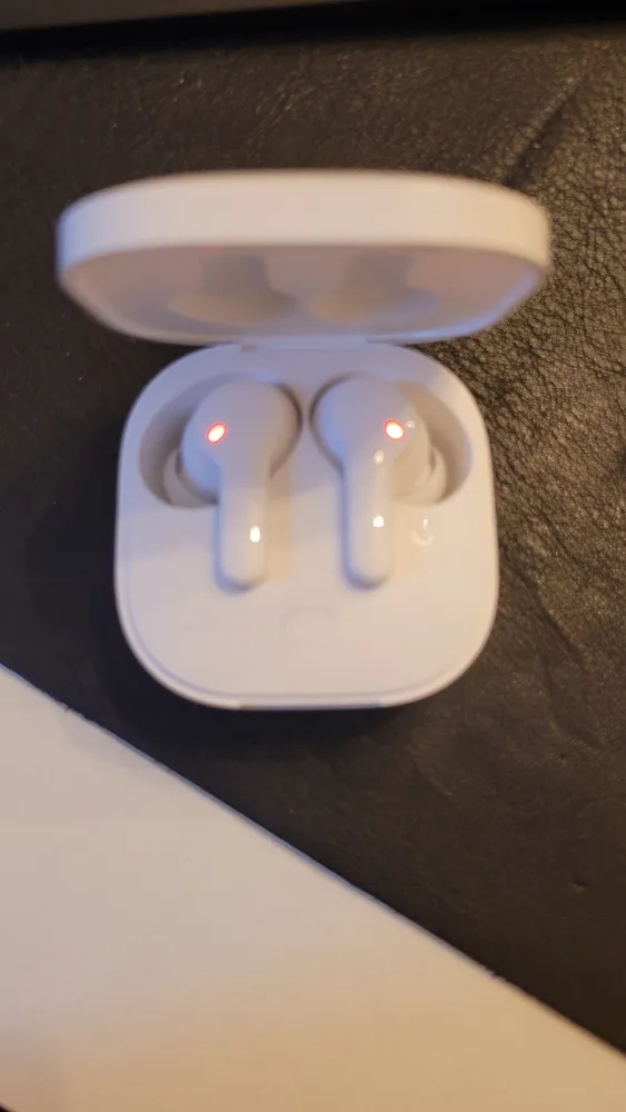 Fone QCY T13 no estojo de carregamento