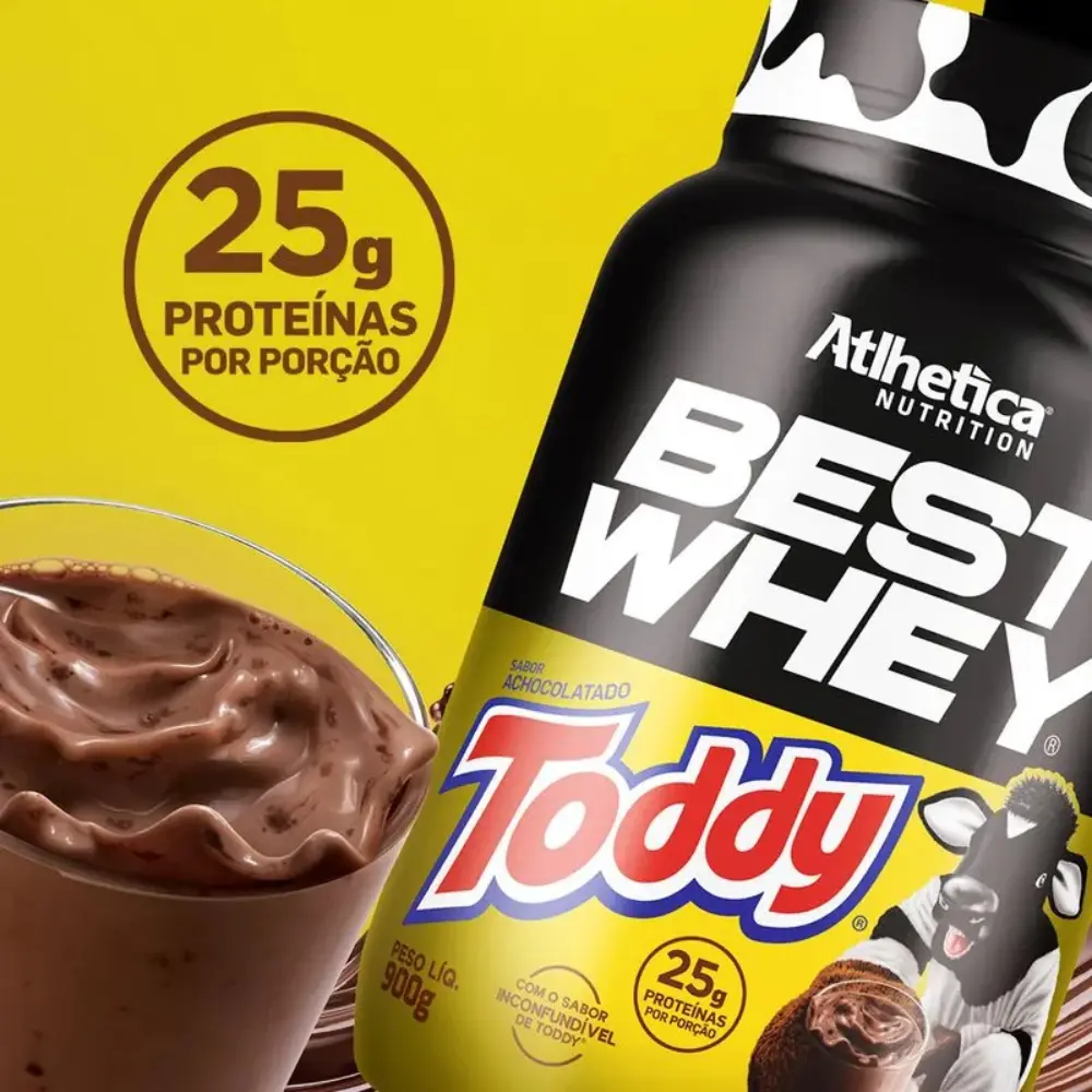 Close-up do pote de Whey Best Whey Toddy 900g ao lado de um copo com shake de chocolate cremoso, destacando 25g de proteínas por porção.