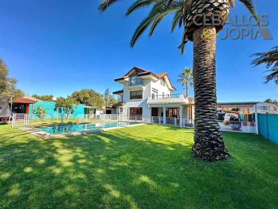 Casa En Venta De 6 Dorm. En Villa Alemana