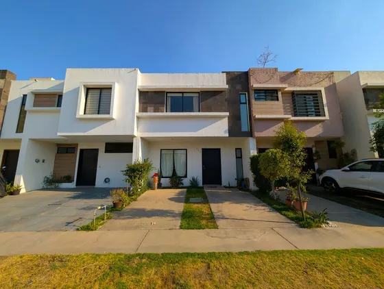Venta De Casa En La Moraleja, Coto Con Alberca, 3 Recamaras.