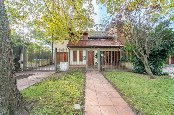 Venta - Casa 5 Ambientes En 2 Lotes Con Pileta - Barrio La Florida