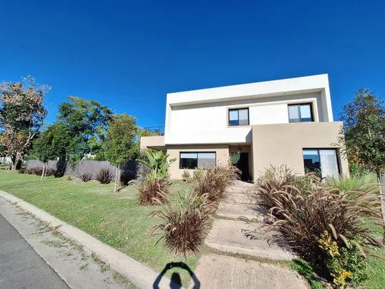 Casa En Venta - 3 Dormitorios 3 Baños - Pilar Del Este