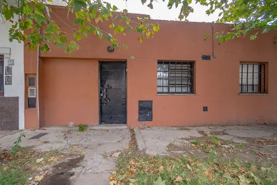 Venta Casa 4 Ambientes Jardin Y Potencial Terraza