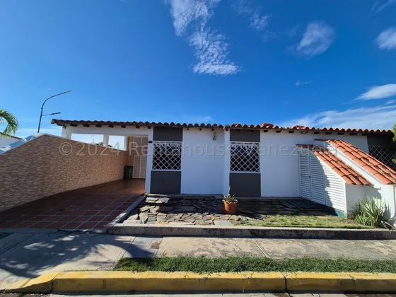 Rosa Rodríguez Vende Casa Semi Amoblada En Santa Lucia, Cabudare 25-9420