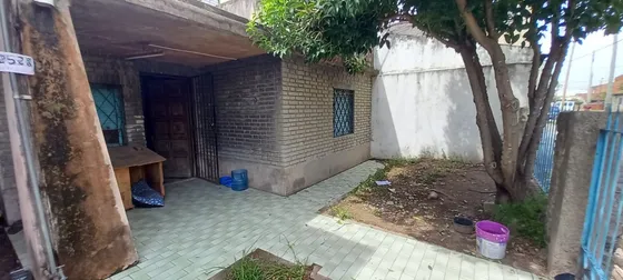 Venta De Terreno Con Casa A Refaccionar 3 Am. Con Entrada De Auto