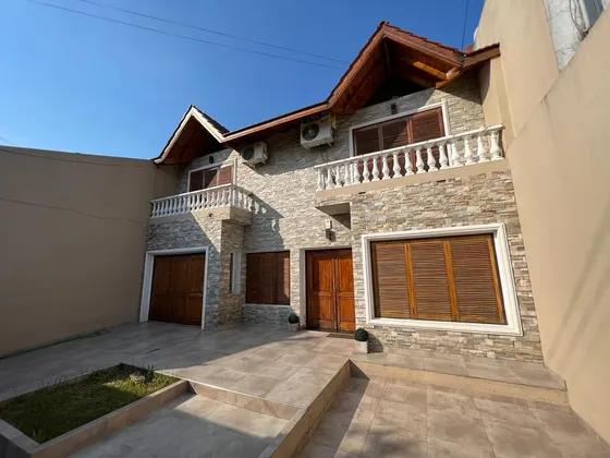 Casa En Venta De 4 Dormitorios C/ Cochera En Villa Celina